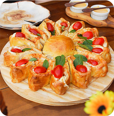 Girassol Sunflower salgado com tomate, queijo e manjericão