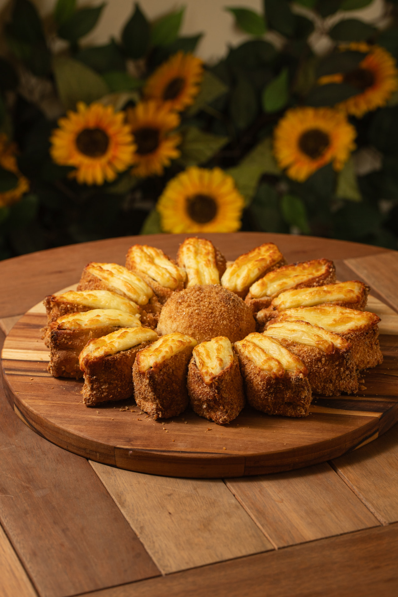 Girassol Sunflower salgado com recheio de queijo em tábua de madeira